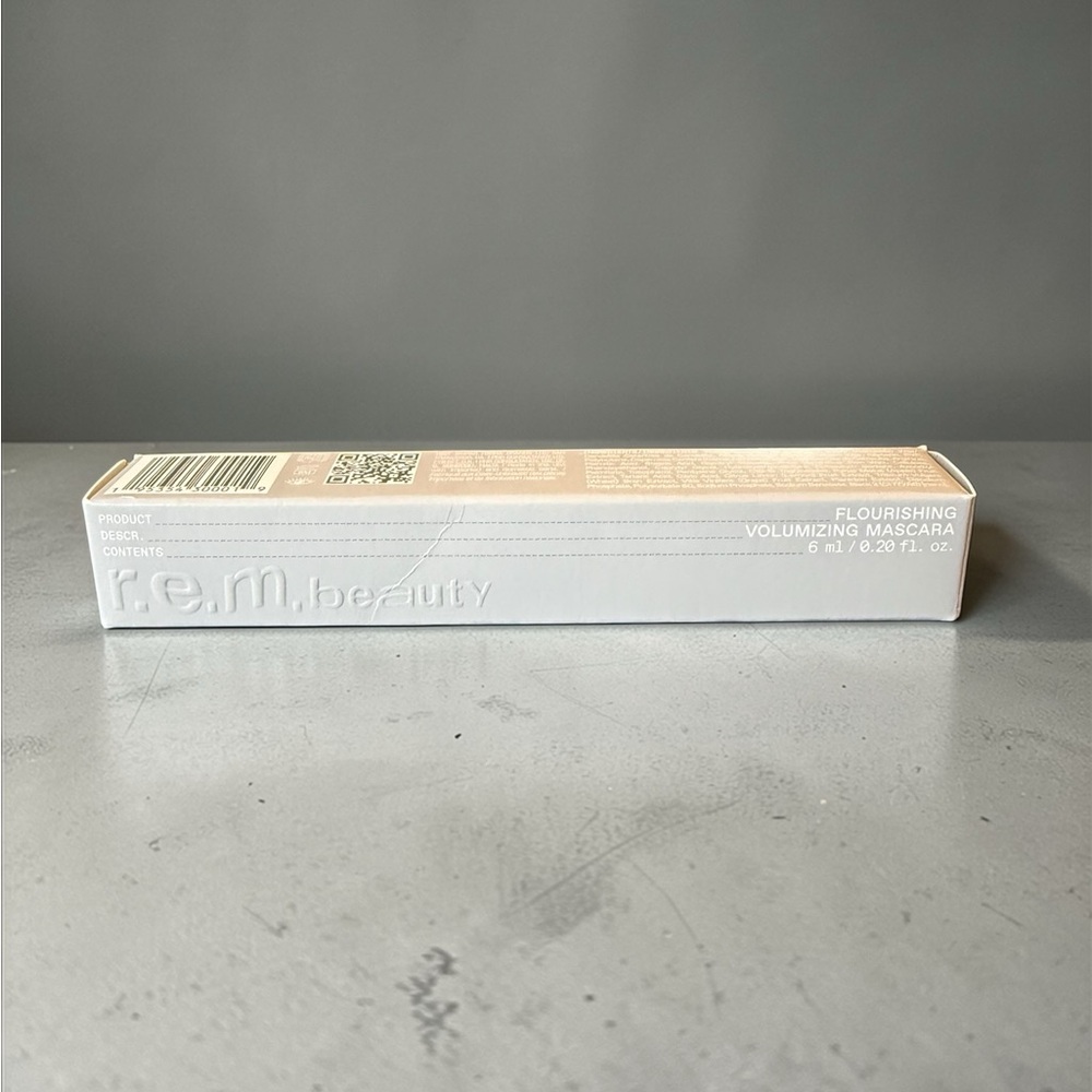 r.e.m. beauty Flourishing Volumizing Mascara - Cream